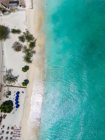 Téléchargez les photos : Paysage aérien de plage de l'île Gili par drone. vue aérienne de Gili Trawangan à Lombok, Bali, Indonésie - en image libre de droit