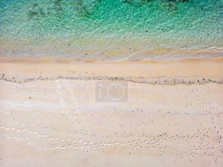 Téléchargez les photos : Magnifique océan tropical et vue sur la plage de sable avec des pas à Gili Island, Gili Meno, paysage aérien par drone à Lombok, Bali, Indonésie - en image libre de droit