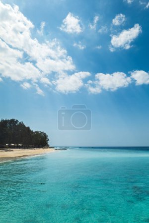 Téléchargez les photos : Magnifique vue sur l'océan tropical de l'île Gili, Gili Meno, paysage par drone à Lombok, Bali, Indonésie - en image libre de droit