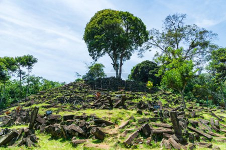 Foto de Gunung Padang Megalithic Site en Cianjur, Java Occidental, Indonesia. Gunung Padang es el sitio megalítico más grande de todo el sudeste asiático
. - Imagen libre de derechos