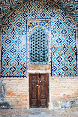 Téléchargez les photos : Registan vue intérieure carrée dans l'ancienne ville de Samarkand, Ouzbékistan. Architecture islamique sur la route de la soie en Asie centrale - en image libre de droit