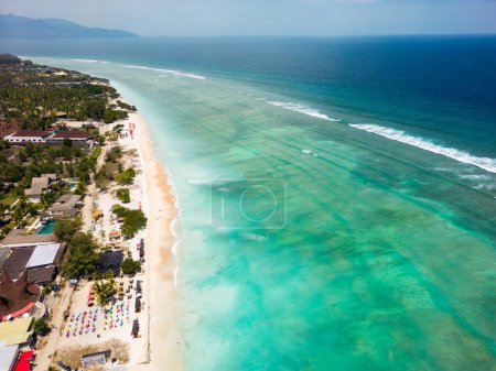 Téléchargez les photos : Paysage aérien de plage de l'île Gili par drone. vue aérienne de Gili Trawangan à Lombok, Bali, Indonésie - en image libre de droit