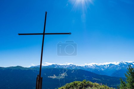 Foto de Famosa cruz de Mestia sobre el paisaje y las montañas de Svaneti en Svaneti, Georgia. Hermoso landscpae senderismo alrededor de la aldea de Mestia, Georgia - Imagen libre de derechos