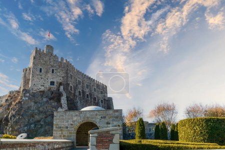 Téléchargez les photos : Château de Rabati vue forteresse à Akhaltsikhe ville, Géorgie. Un monument historique célèbre pour le tourisme - en image libre de droit