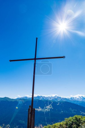 Foto de Famosa cruz de Mestia sobre el paisaje y las montañas de Svaneti en Svaneti, Georgia. Hermoso landscpae senderismo alrededor de la aldea de Mestia, Georgia - Imagen libre de derechos