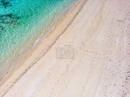 Téléchargez les photos : Magnifique océan tropical et vue sur la plage de sable avec des pas à Gili Island, Gili Meno, paysage aérien par drone à Lombok, Bali, Indonésie - en image libre de droit
