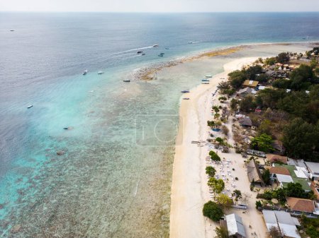 Téléchargez les photos : Gili Island, Gili Meno, paysage aérien par drone à Lombok, Bali, Indonésie - en image libre de droit