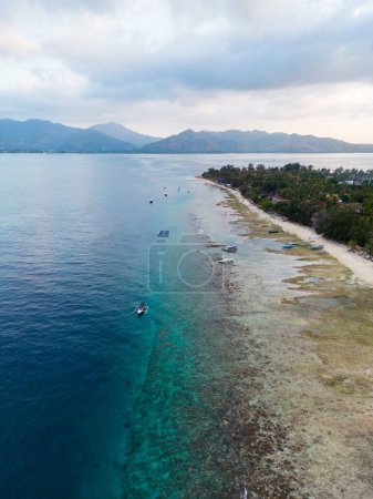 Foto de Hermosa vista del océano tropical de la isla Gili, Gili Air, paisaje aéreo por dron en Lombok, Bali, Indonesia - Imagen libre de derechos