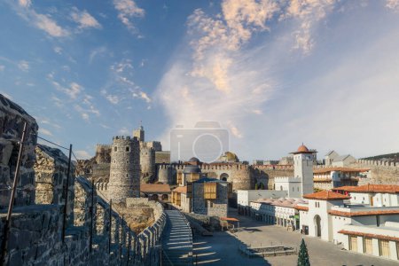 Téléchargez les photos : Château de Rabati vue forteresse à Akhaltsikhe ville, Géorgie. Un monument historique célèbre pour le tourisme - en image libre de droit