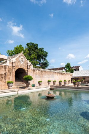 Taman Sari Wasserschloss, auch bekannt als Taman Sari, ist der Standort eines ehemaligen königlichen Gartens des Sultanats Yogyakarta.
