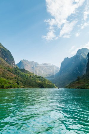 Ha Giang Landschaft mit Nho Que Fluss zwischen Bergen in Ha Giang, Vietnam, ein beliebtes Touristenziel in Vietnam