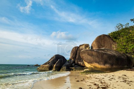 Belitung Strandlandschaft, Tanjung Tinggi Strand, ein berühmter ikonischer Strand mit großen Felsen in Belitung, Indonesien. Auch bekannt als Laskar Pelangi Strand