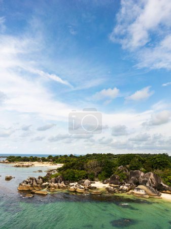 Belitung plage vue sur drone, Tanjung Tinggi plage, une célèbre plage emblématique avec de gros rochers à Belitung, Indonésie. Aussi connu sous le nom de plage de Laskar Pelangi