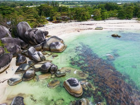 Belitung plage vue sur drone, Tanjung Tinggi plage, une célèbre plage emblématique avec de gros rochers à Belitung, Indonésie. Aussi connu sous le nom de plage de Laskar Pelangi