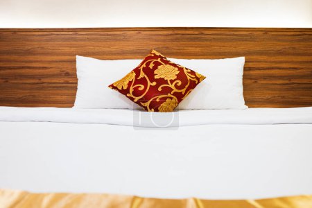 Sábanas de cama limpia y almohada en el fondo natural de la habitación de la pared. Ropa de cama blanca y almohada en el hotel room.with almohadas en la cama vacía
