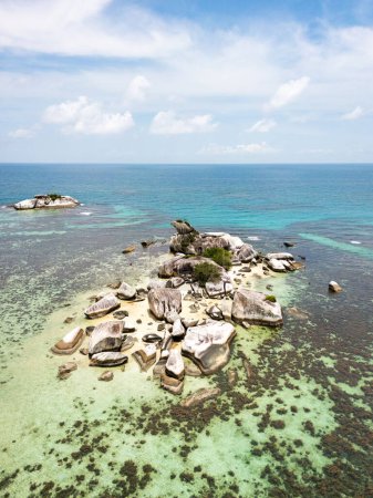 Belitung Strand und Inseln Drohnenblick. Schöne Luftaufnahme von Inseln, Boot, Meer und Felsen in Belitung, Indonesien 