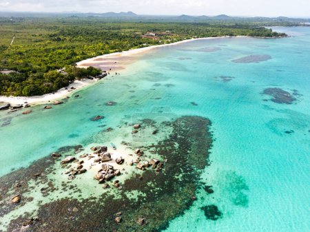 Belitung Strand und Inseln Drohnenblick. Schöne Luftaufnahme von Inseln, Boot, Meer und Felsen in Belitung, Indonesien 