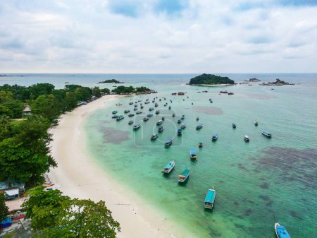 Belitung Kelayang Strand und Boote Drohnenblick. Schöne Luftaufnahme von Inseln, Meer und Felsen in Belitung, Indonesien 
