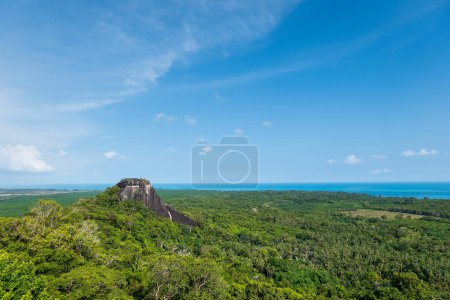 Belitung isla paisaje aéreo de Batu Beginda, una famosa roca masiva con vistas a la selva, la playa y el océano en Belitung, Indonesia