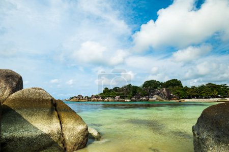 Belitung Strandlandschaft, Tanjung Tinggi Strand, ein berühmter ikonischer Strand mit großen Felsen in Belitung, Indonesien. Auch bekannt als Laskar Pelangi Strand
