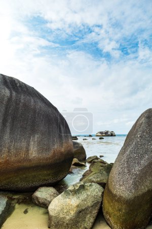 Belitung paisaje de playa, Tanjung Tinggi playa, una famosa playa icónica con grandes rocas en Belitung, Indonesia. También conocida como playa Laskar Pelangi