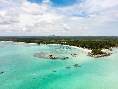 Belitung plage et îles vue sur drone. Belle vue aérienne des îles, bateau, mer et rochers à Belitung, Indonésie 