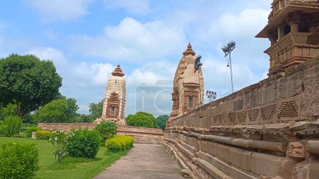 Le Khajuraho Group of Monuments est un groupe de temples hindous et jaïns du district de Chhatarpur, dans le Madhya Pradesh, en Inde. c'est un site classé au patrimoine mondial de l'UNESCO