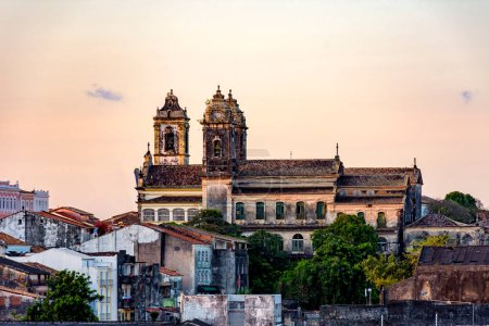 Téléchargez les photos : Ancienne église baroque détériorée par le temps dans le quartier historique de Pelourinho à Salvador à Bahia - en image libre de droit
