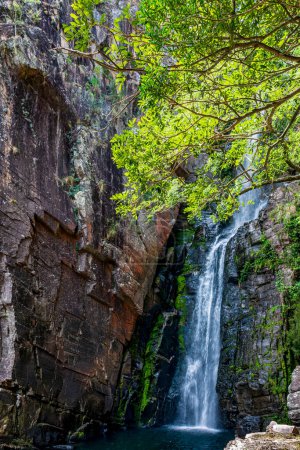 Foto de Cascada entre rocas con musgo y vegetación preservada en Serra do Cipo en Minas Gerias - Imagen libre de derechos