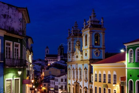 Téléchargez les photos : Vie nocturne dans le quartier historique de Pelourinho, maisons et églises au crépuscule dans la ville de Salvador à Bahia - en image libre de droit
