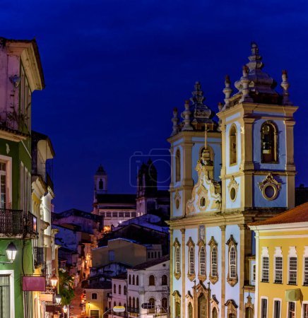 Téléchargez les photos : Tombée de la nuit dans le quartier historique de Pelourinho, maisons et églises pendant le crépuscule à Salvador ville à Bahia - en image libre de droit