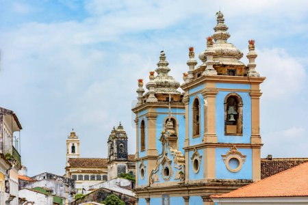 Téléchargez les photos : Ancienne tour d'église dans le quartier Pelourinho dans la ville de Salvador dans l'état de Bahia - en image libre de droit