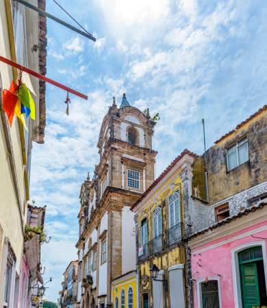 Téléchargez les photos : Vieilles maisons et églises dans le quartier Pelourinho dans la ville de Salvador à Bahia - en image libre de droit