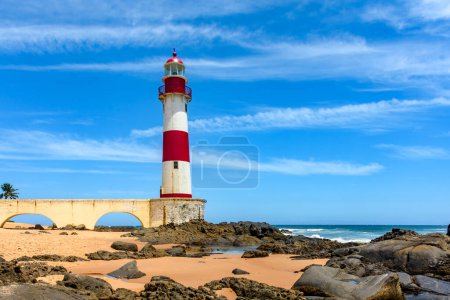 Téléchargez les photos : Phare coloré célèbre sur les sables de la célèbre plage d'Itapua dans la ville de Salvador à Bahia - en image libre de droit