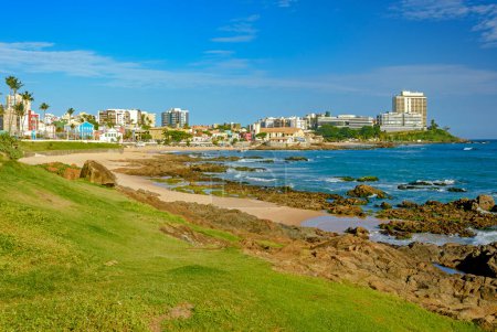 Foto de Vista de la hermosa playa y el barrio de Rio Vermelho en la ciudad de Salvador en Bahía - Imagen libre de derechos