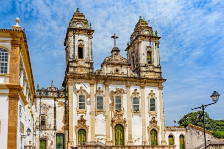 Téléchargez les photos : Façade d'une ancienne église baroque détériorée par le temps dans le quartier historique de Pelourinho à Salvador, Bahia - en image libre de droit