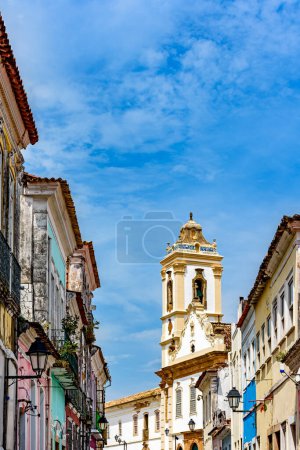 Téléchargez les photos : Tour d'église historique entre les maisons colorées dans le célèbre quartier Pelourinho à Salvador Bahia - en image libre de droit
