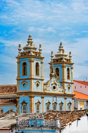 Téléchargez les photos : Tour d'église historique entre les toits des maisons dans le célèbre quartier Pelourinho à Salvador Bahia - en image libre de droit