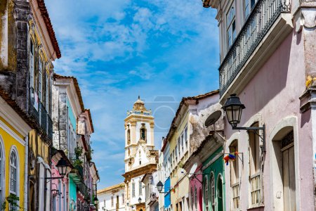 Téléchargez les photos : Maisons anciennes avec façades colorées et clocher baroque historique dans le quartier Pelourinho à Salvador Bahia - en image libre de droit