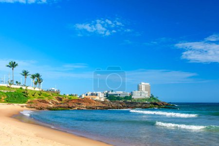 Téléchargez les photos : Patience beach with calm and transparent waters on a sunny day in the city of Salvador in Bahia - en image libre de droit