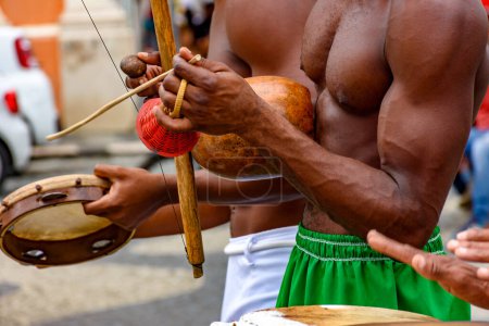 Instruments de musique utilisés lors de la capoeira dans les rues de Pelourinho au Salvador à Bahia