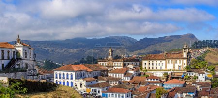 Téléchargez les photos : Image panoramique de l'ancienne ville d'Ouro Preto avec ses maisons, églises, monuments et montagnes - en image libre de droit