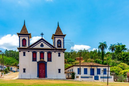Foto de Pequeña iglesia histórica de estilo barroco situada en un remoto pueblo del estado de Minas Gerais llamada Morro Vermelho - Imagen libre de derechos