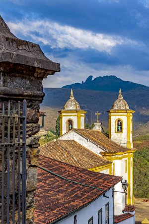 Foto de Histórica iglesia barroca en la ciudad de Ouro Preto en Minas Gerais, con las montañas al fondo - Imagen libre de derechos