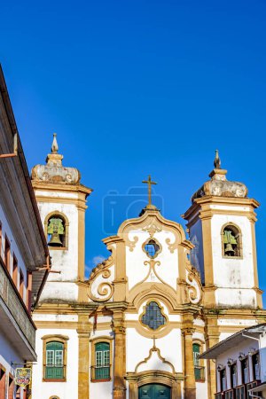 Foto de Frente a la histórica iglesia de estilo barroco y casas coloniales circundantes en la ciudad de Ouro Preto en Minas Gerais - Imagen libre de derechos