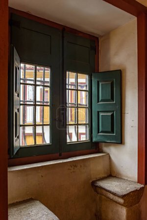 Foto de Vieja ventana dentro de una histórica iglesia barroca con vistas a las casas coloniales en la ciudad de Ouro Pretro, Minas Gerais - Imagen libre de derechos