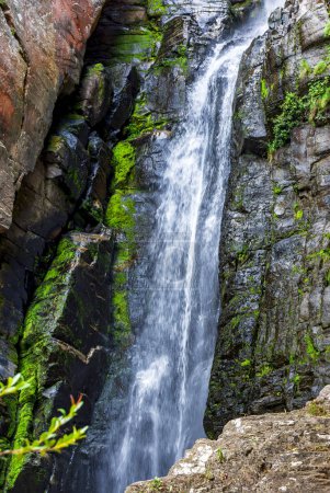 Foto de Cascada entre rocas musgosas en la región de Serra do Cipo en el estado de Minas Gerais - Imagen libre de derechos