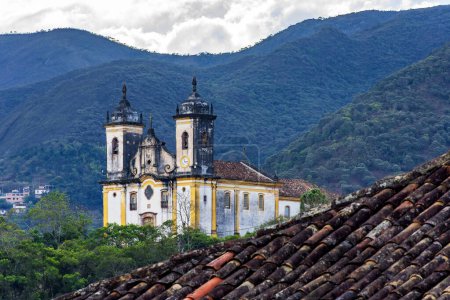 Foto de Antigua iglesia barroca entre las montañas de la ciudad de Ouro Preto en Minas Gerais - Imagen libre de derechos
