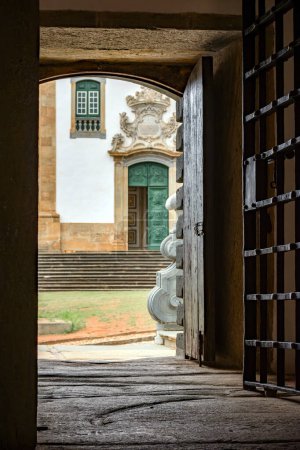 Foto de Fachada de una iglesia barroca vista desde dentro de una prisión histórica desde la época del imperio en la ciudad de Mariana en Minas Gerais - Imagen libre de derechos