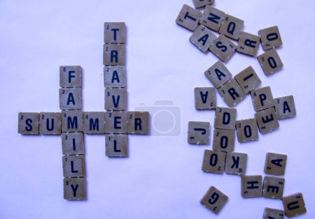 Kreuzworträtsel mit Scrabbelteilen, das das Wort "Sommer" als zentrales Wort hat und daraus "Familie" und "Reisen" in Bezug auf Familienfreizeiten und Sommerreisen ergibt